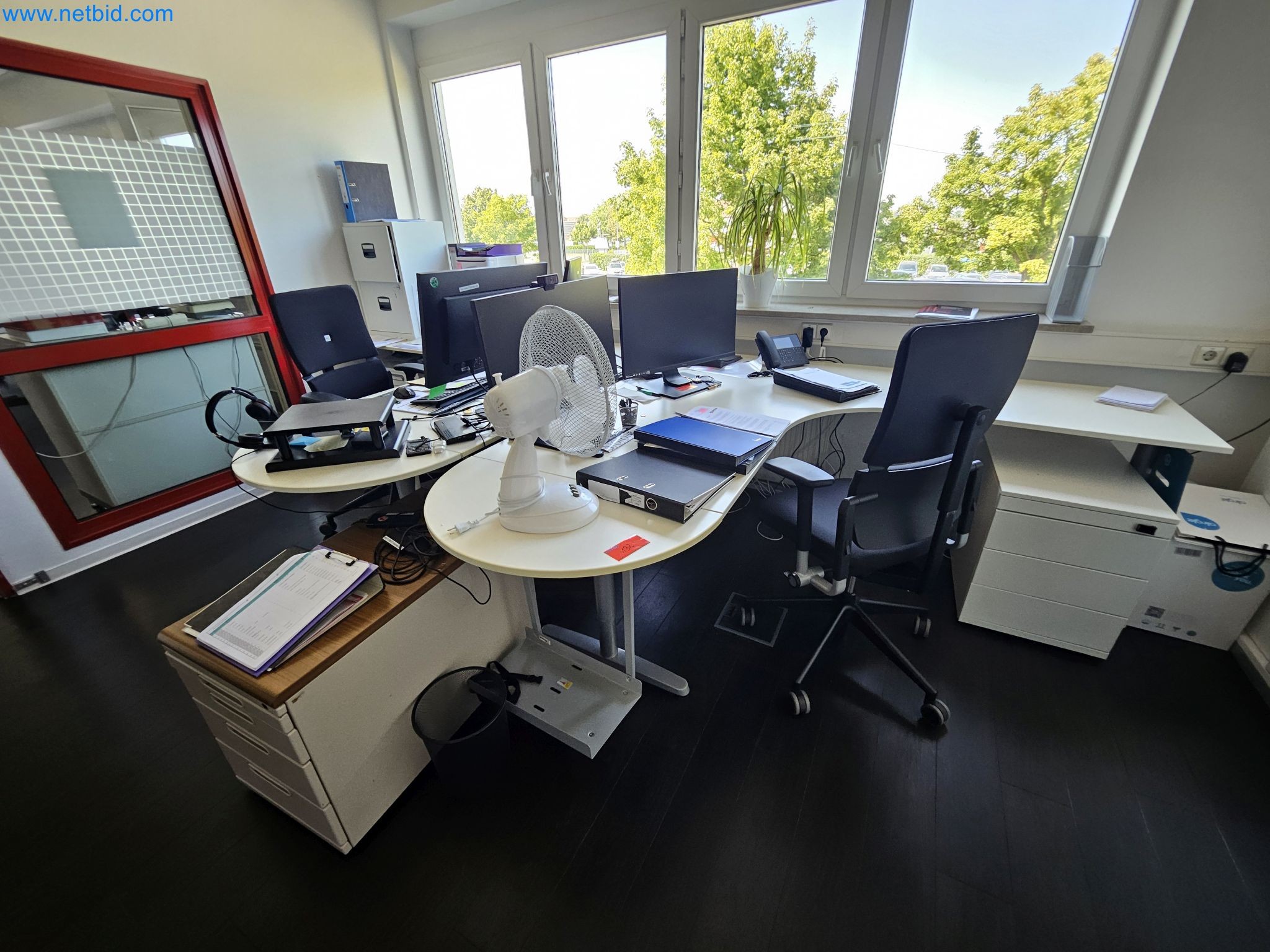 2 Schreibtisch-Winkelkombinationen